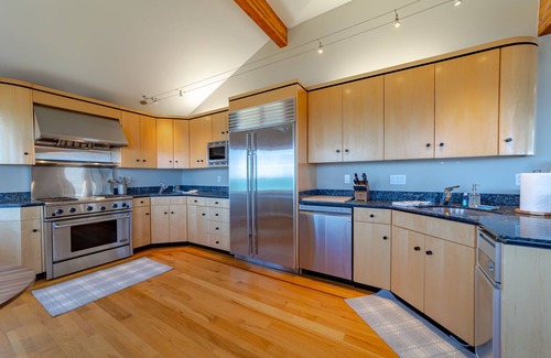Shelter Cove Casa | Oceanfront Luxurious Home, Pet Friendly, Hot Tub, Fly In and Walk from Airstrip