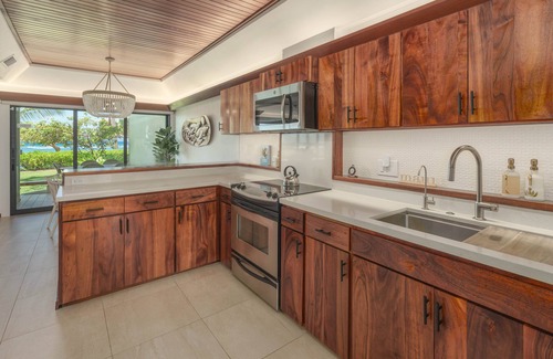 Historic Lahaina Front Street Condominio | Oceanfront luxury 3bd condo on Baby Beach
