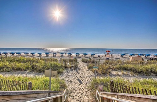 Downtown Myrtle Beach Apartamento | Oceanfront Myrtle Beach Condo with Pools and Hot Tubs