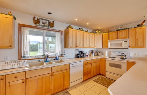 Port Angeles Casa | Oceanfront Port Angeles Home w/ Mountain View!