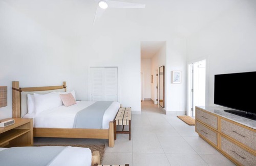 Islamorada Hotel | Oceanfront Property w/ Outdoor Pools, Pets Allowed, Free Parking Onsite