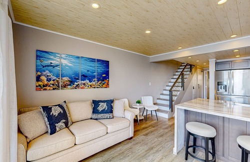 Maalaea Condominio | Oceanfront remodeled condo with panoramic views, pool & grill access, with WiFi