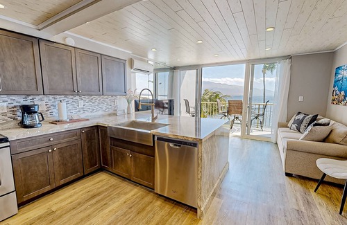 Maalaea Condominio | Oceanfront remodeled condo with panoramic views, pool & grill access, with WiFi