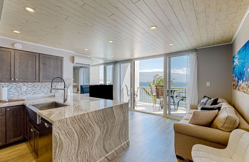 Maalaea Condominio | Oceanfront remodeled condo with panoramic views, pool & grill access, with WiFi