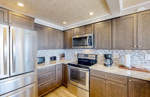 Maalaea Condominio | Oceanfront remodeled condo with panoramic views, pool & grill access, with WiFi