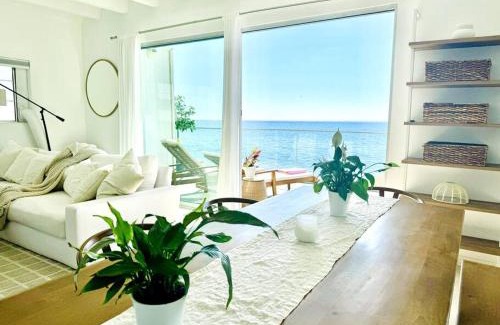 Eastern Malibu Apartamento | Oceanfront Retreat Sandy Toes Oasis