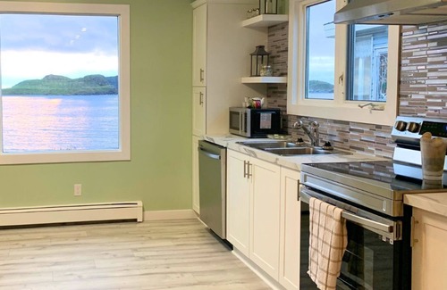 Burnt Cove Casa | Oceanfront retreat with hot tub!