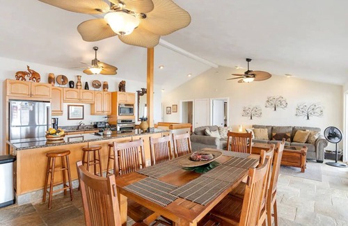 Makaha Casa | Oceanfront Sandy Beach 6 Bedrooms 4 Baths Jacuzzi