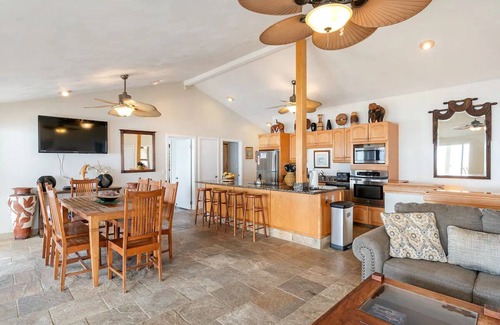 Makaha Casa | Oceanfront Sandy Beach 6 Bedrooms 4 Baths Jacuzzi