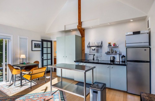 Denman Island Complejo | 4-Season Getaway | Oceanfront Nordic Spa | Oceanview Ensuite Rooms