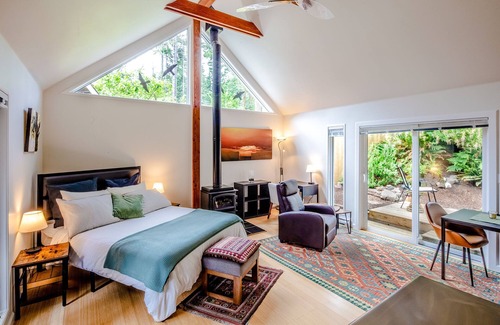 Denman Island Complejo | 4-Season Getaway | Oceanfront Nordic Spa | Oceanview Ensuite Rooms