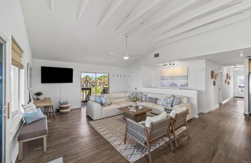 Marineland Acres Casa | Oceanfront Steps to Sand Deck & Pets Welcome