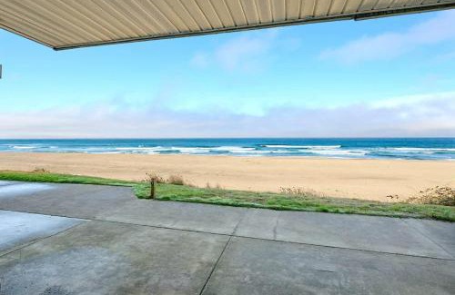 Lincoln City Casa | Oceanfront Studio - Sleeps 4 - Ground Floor - Pool and Hot Tub