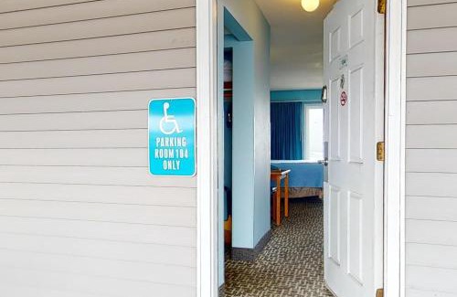 Lincoln City Casa | Oceanfront Studio - Sleeps 4 - Ground Floor - Pool and Hot Tub