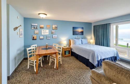 Lincoln City Casa | Oceanfront Studio - Sleeps 4 - Ground Floor - Pool and Hot Tub