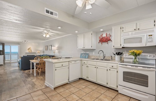 South Nags Head Condominio | Oceanfront, Stunning View, Walk-in Shower, & Pools! Avail 9/13 - 9/20