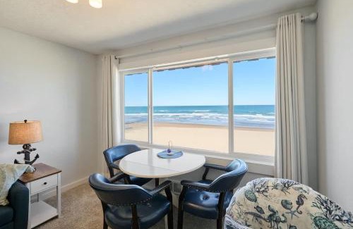 Lincoln City Casa | Oceanfront Suite - Top Floor - Pool and Sauna - Sleeps 6