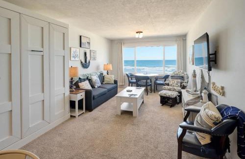 Lincoln City Casa | Oceanfront Suite - Top Floor - Pool and Sauna - Sleeps 6