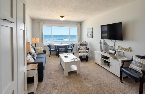 Lincoln City Casa | Oceanfront Suite - Top Floor - Pool and Sauna - Sleeps 6