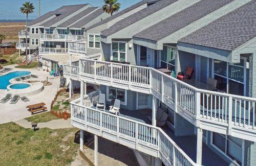Port Aransas Apartamento | Oceanfront Texas Condo with Pool Pets Stay Free