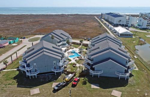 Port Aransas Apartamento | Oceanfront Texas Condo with Pool Pets Stay Free