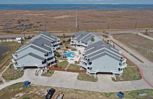 Port Aransas Apartamento | Oceanfront Texas Condo with Pool Pets Stay Free
