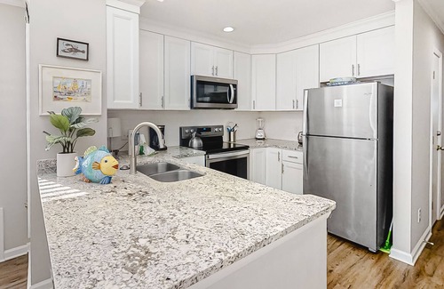 Atlantic Beach Condominio | Oceanfront Third Floor Condo w/Panoramic Views, Balcony, & Shared Pool