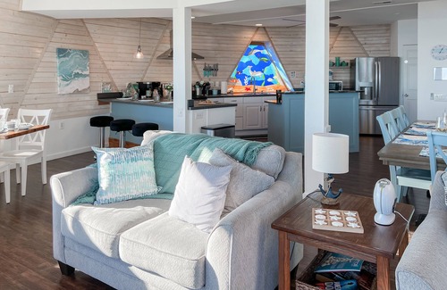 Sneads Ferry Casa | Oceanfront Seaside Stargazer+Hot Tub+Pets OK+Infinity Table+Beach Gear+4 Kings