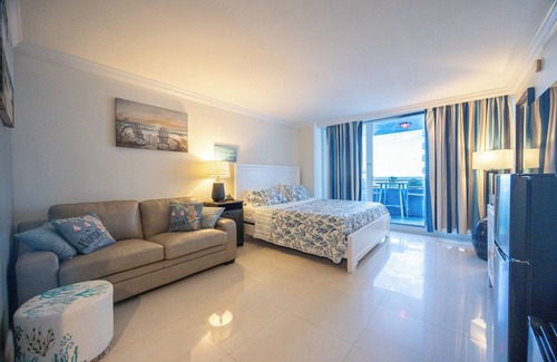 Bermuda Riviera Condominio | Oceanfront View Balcony