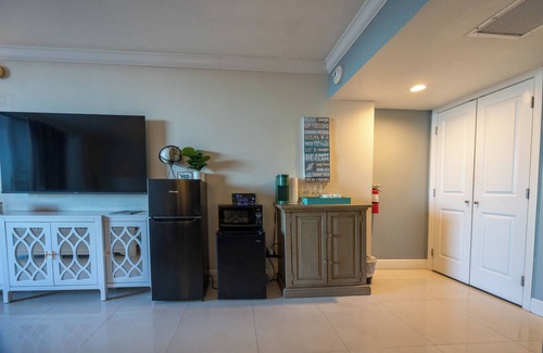 Bermuda Riviera Condominio | Oceanfront View Balcony