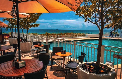 Bermuda Riviera Condominio | Oceanfront View Balcony