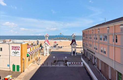 Ocean City Apartamento | Oceanfront Villa 2(103) - Boardwalk oceanfront