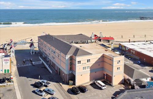 Ocean City Apartamento | Oceanfront Villa 2(103) - Boardwalk oceanfront