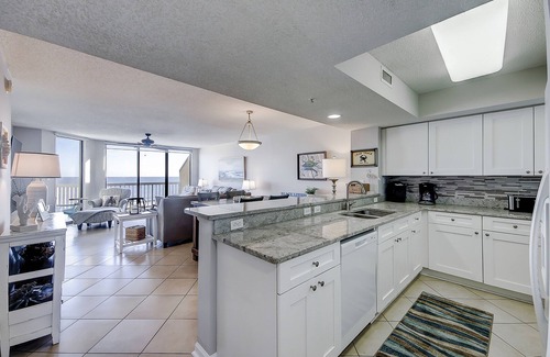 Folly Beach Villa | Villa frente al mar con increíbles vistas, balcón y 2 piscinas comunitarias.