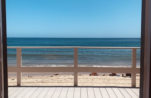 Los Angeles County Casa | Oceanfront Vintage Calif Beach Bungalow en la playa con una gran terraza frente al mar