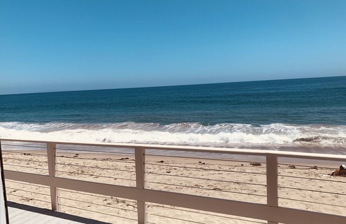 Los Angeles County Casa | Oceanfront Vintage Calif Beach Bungalow en la playa con una gran terraza frente al mar
