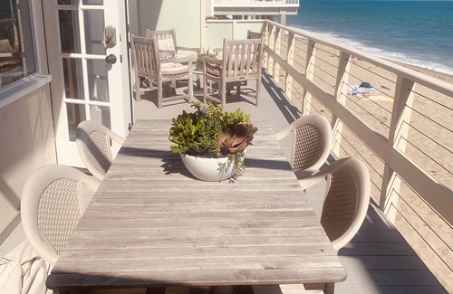 Los Angeles County Casa | Oceanfront Vintage Calif Beach Bungalow en la playa con una gran terraza frente al mar