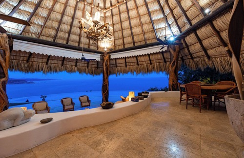 Santa María Huatulco Villa | Oceanfront W/ Beach Access in Gated Neighbourhood
