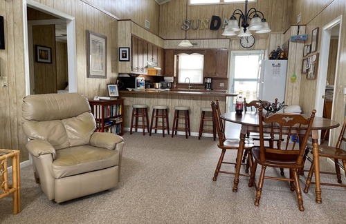 Ocean Isle Beach Cabaña | OceanIsleBeach, NC /2nd Row Cottage/Access Just Across St/Rents Fri to Fri