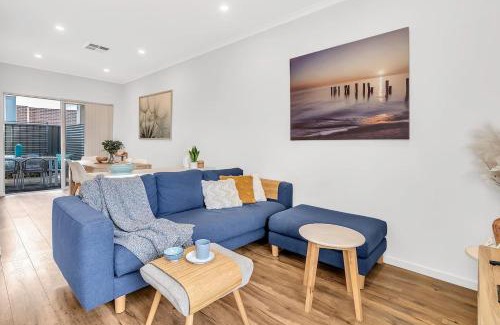 Christies Beach Casa | Oceanside at Christies Beach - Contemporary Comfort