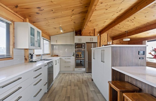 Mount Maunganui Cabaña | Oceanside Bach - Mount Maunganui Holiday Home
