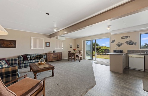 Mount Maunganui Cabaña | Oceanside Bach - Mount Maunganui Holiday Home