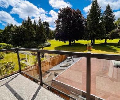 Regional District of Nanaimo Cama Y Desayuno | Oceanside Manor - Fancy Room - Golf course & Beach View