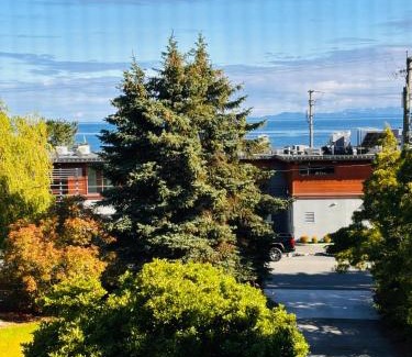Regional District of Nanaimo Cama Y Desayuno | Oceanside Manor - Fancy Room - Golf course & Beach View