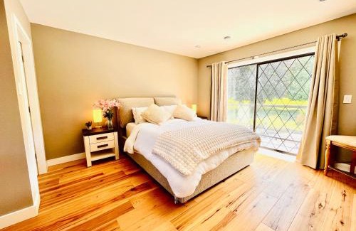 Regional District of Nanaimo Cama Y Desayuno | Oceanside Manor - Fancy Room - Golf course & Beach View