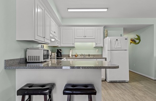 Atlantic Beach Condominio | Oceanside/Pet Friendly Condo-Boardwalk Shores D