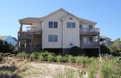 Corolla Light Casa | Oceanside, Private Pool, Hot Tub, Close to the Beach Access, 225, Glory Be