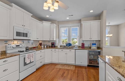 Emerald Isle Casa | Oceanside,private pool,golf cart,elevator,easy beach access,in Spinnaker's Reach