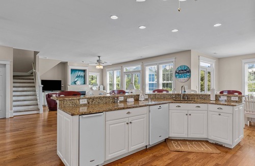 Emerald Isle Casa | Oceanside,private pool,golf cart,elevator,easy beach access,in Spinnaker's Reach