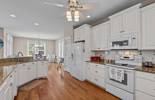 Emerald Isle Casa | Oceanside,private pool,golf cart,elevator,easy beach access,in Spinnaker's Reach